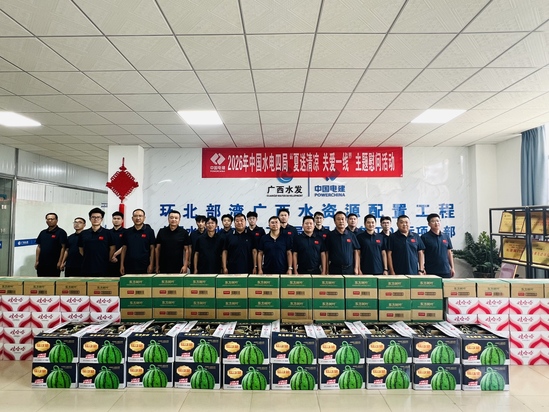 公司董事長慰問一線職工照片-南方公司環北廣西D4標項目莫文芳攝.jpg